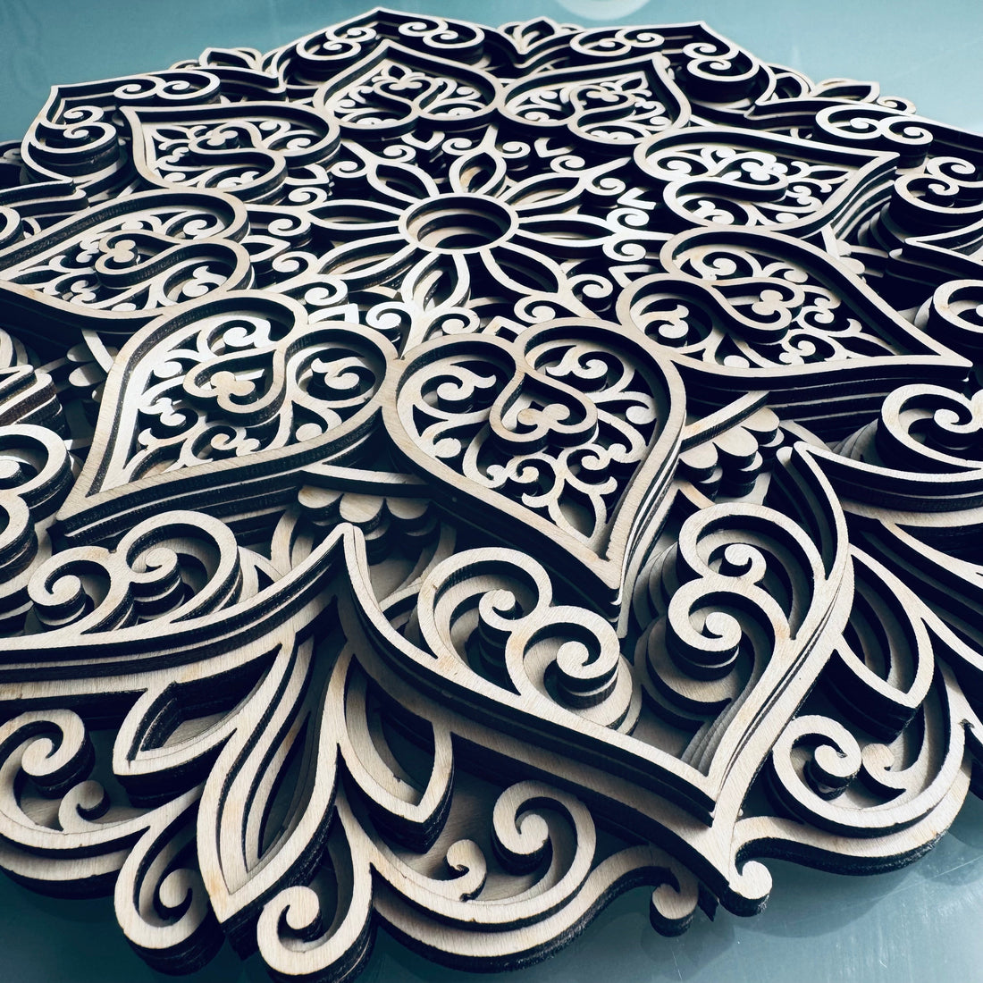 Mandalas en Bois Multi-Calques : Une Approche Sensorielle et Contemporaine