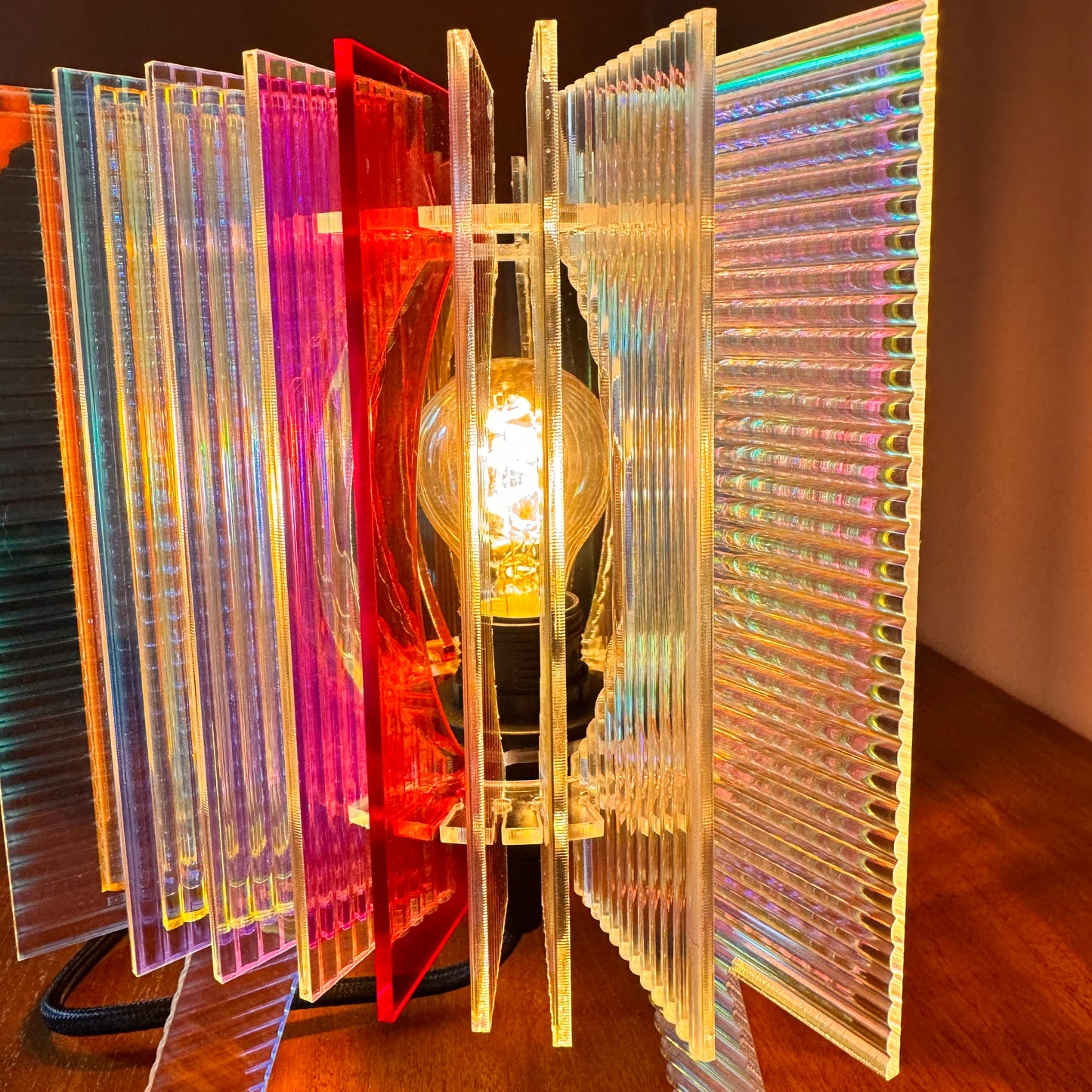 Lampe cube en verre synthetique irisé. Design unique
