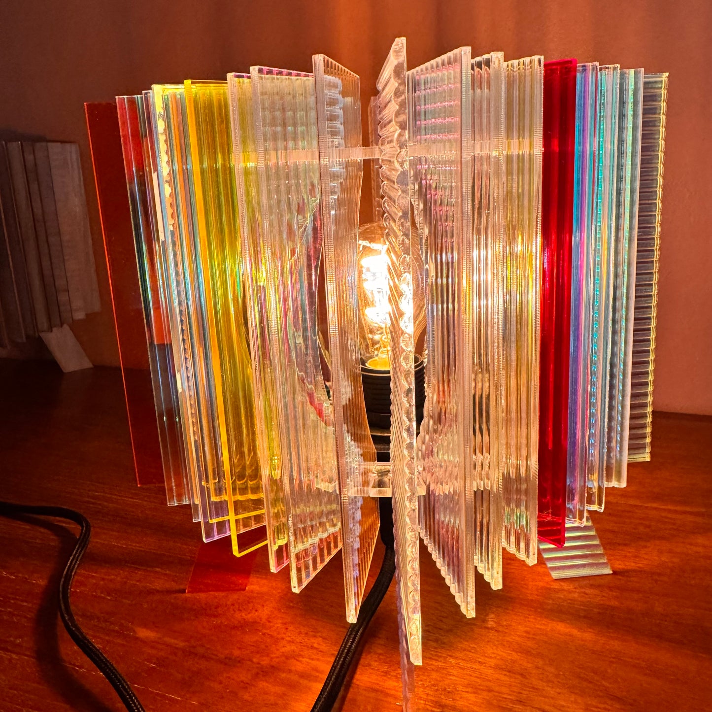 Lampe cube en verre synthetique irisé. Design unique