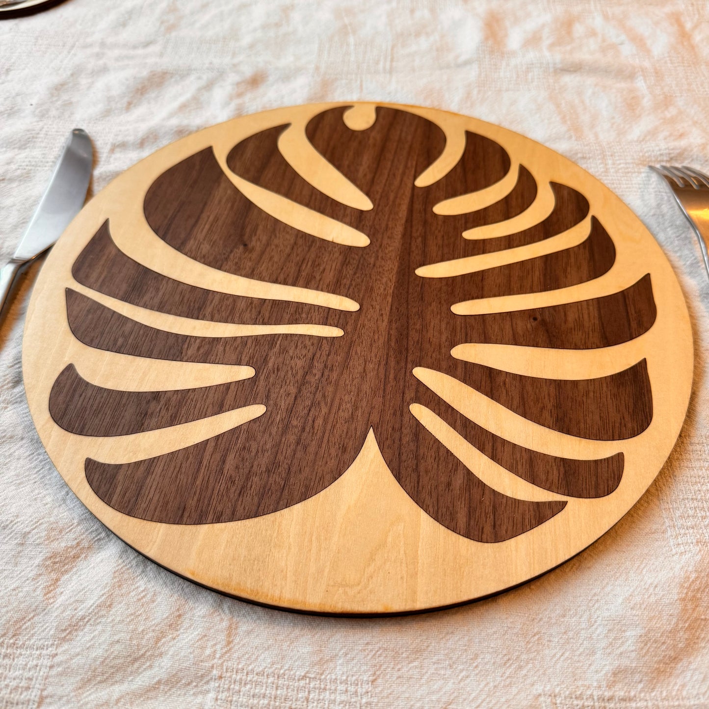Dessous d’assiette en bois – Feuille Monstera (Ø 29 cm)
Le lot de 2.
Caractéristiques
