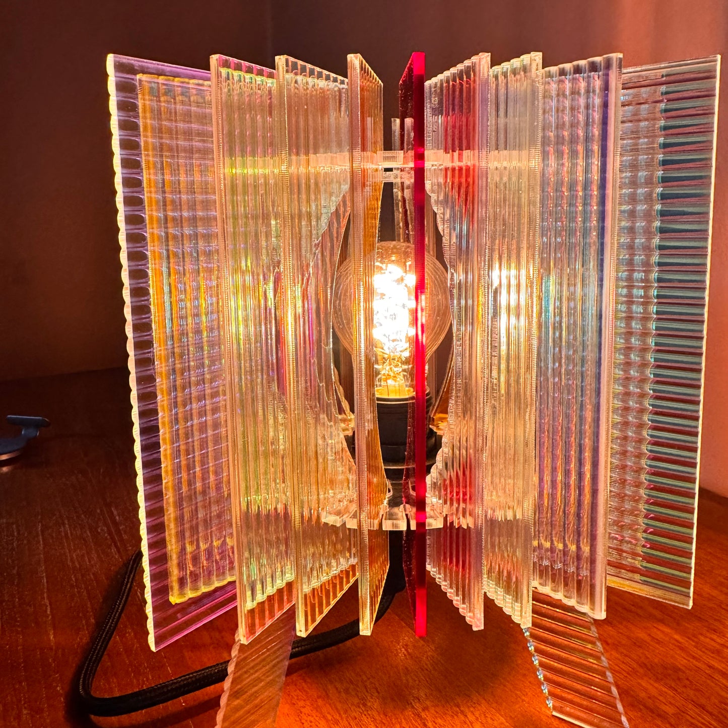 Lampe cube en verre synthetique irisé. Design unique