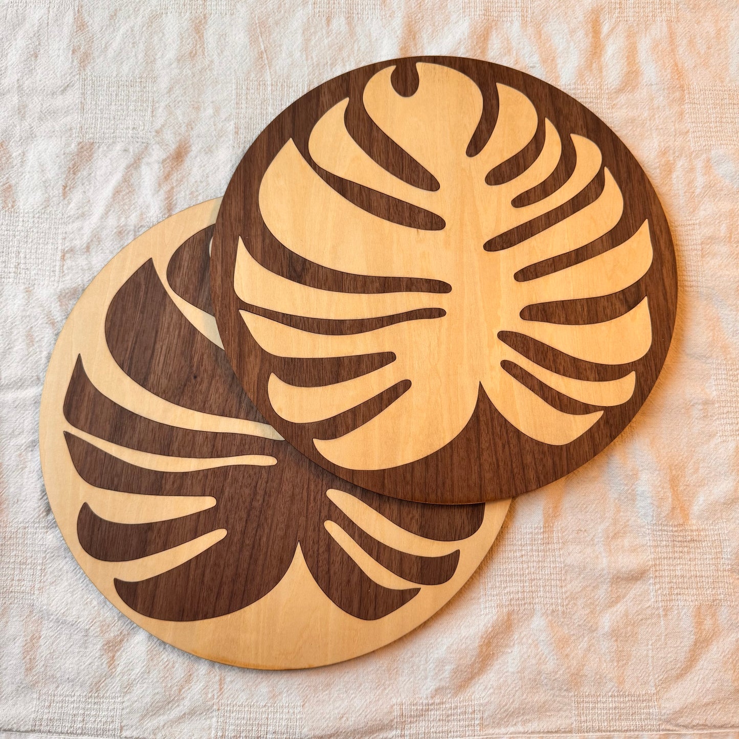 Dessous d’assiette en bois – Feuille Monstera (Ø 29 cm)
Le lot de 2.
Caractéristiques