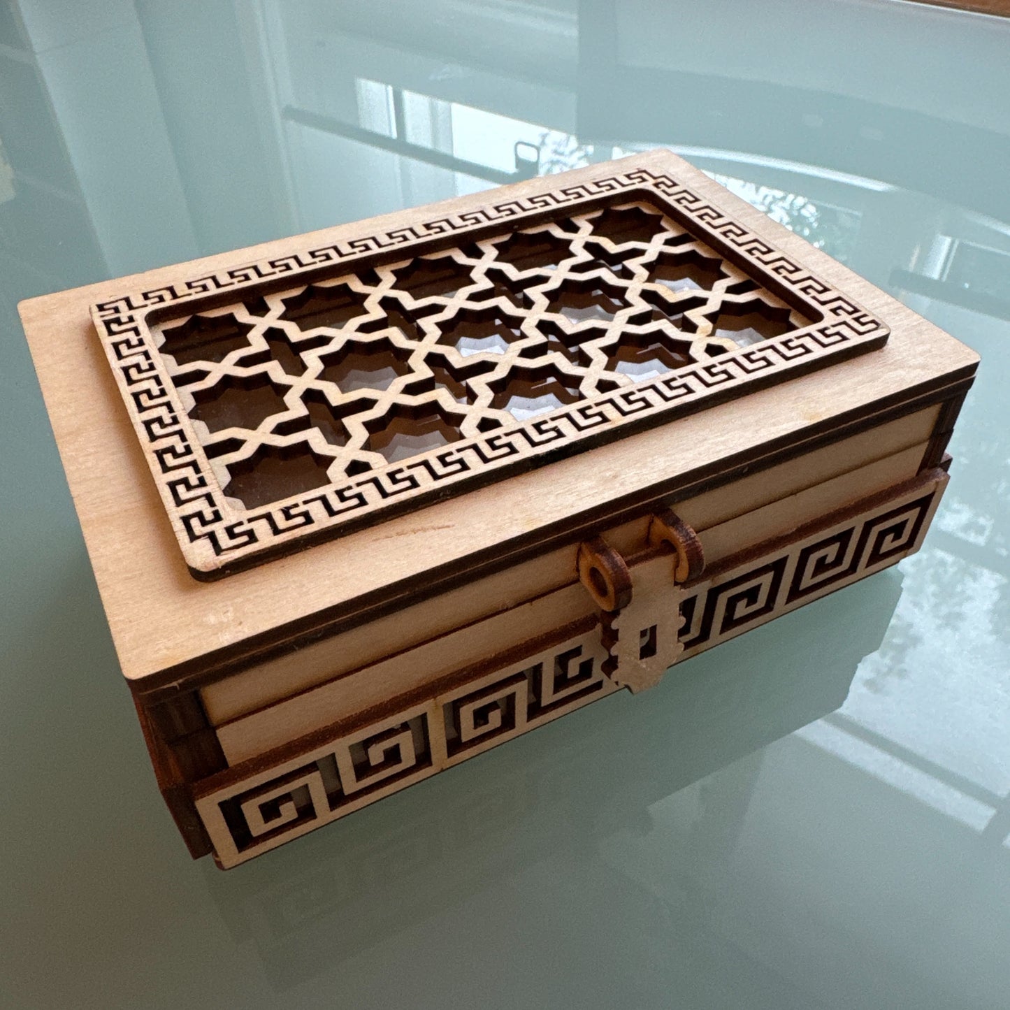 Joyero de madera con diseños cortados a láser y cristal acrílico