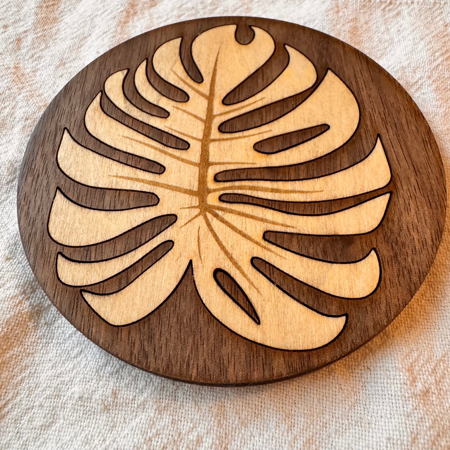 Dessous de Verre Monstera en Bois (Noyer & Érable) – Incrustation à Plat et Finition Naturelle