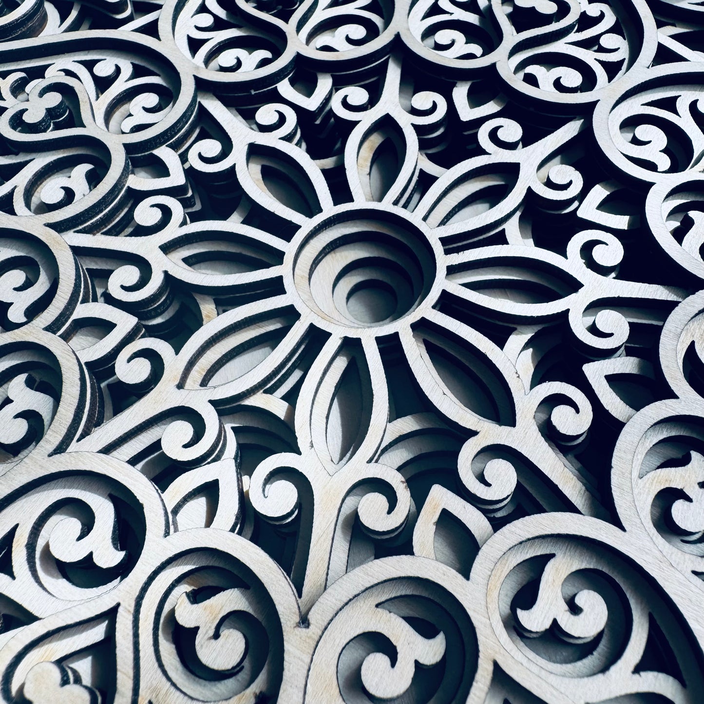 Mandala mural en bois d’érable multi-calques – 28 cm –
