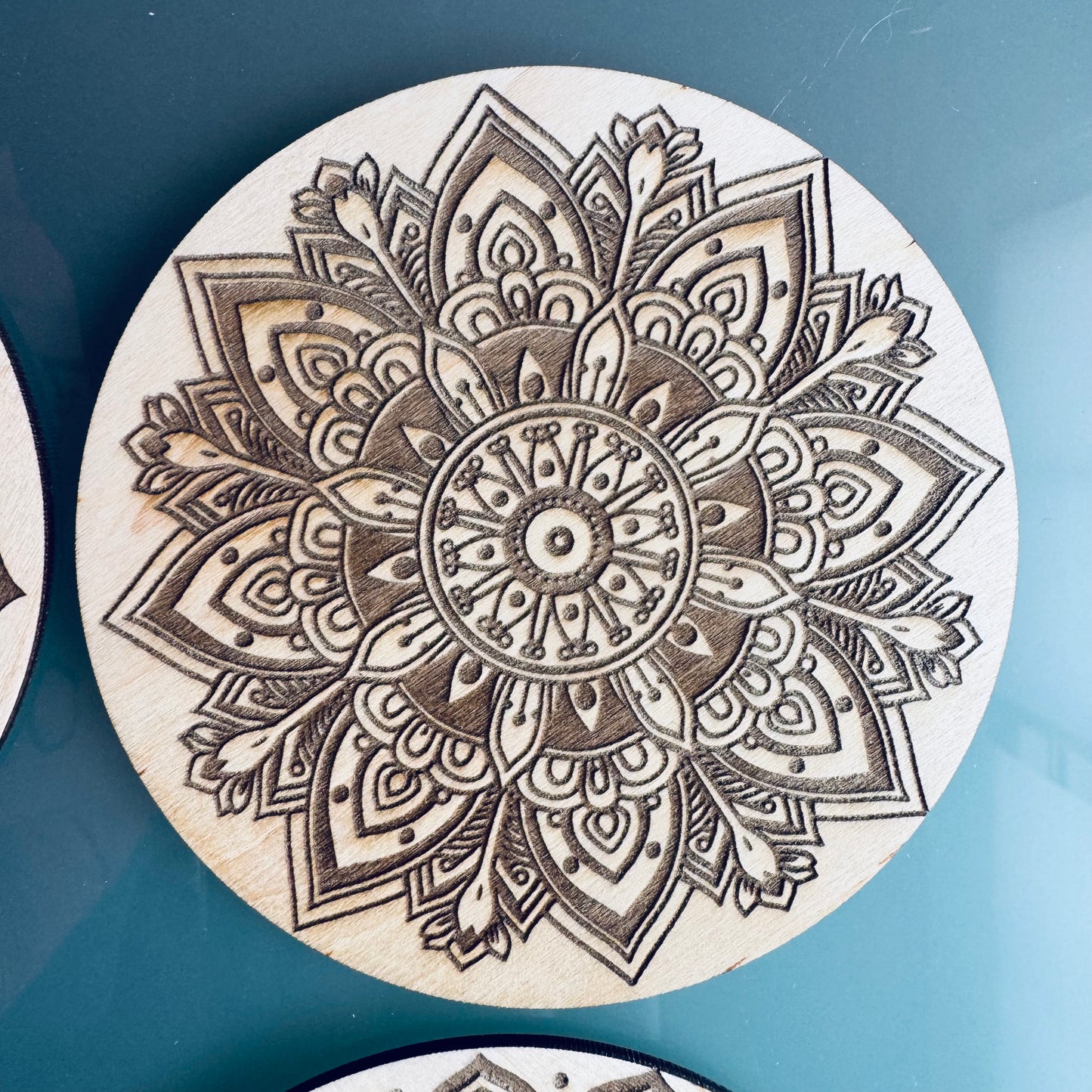 Lot de 6 Sous-verres Mandala en Bois d’Érable – Gravure Laser Recto Verso – Artisanat Français – Zen & Élégance Naturelle