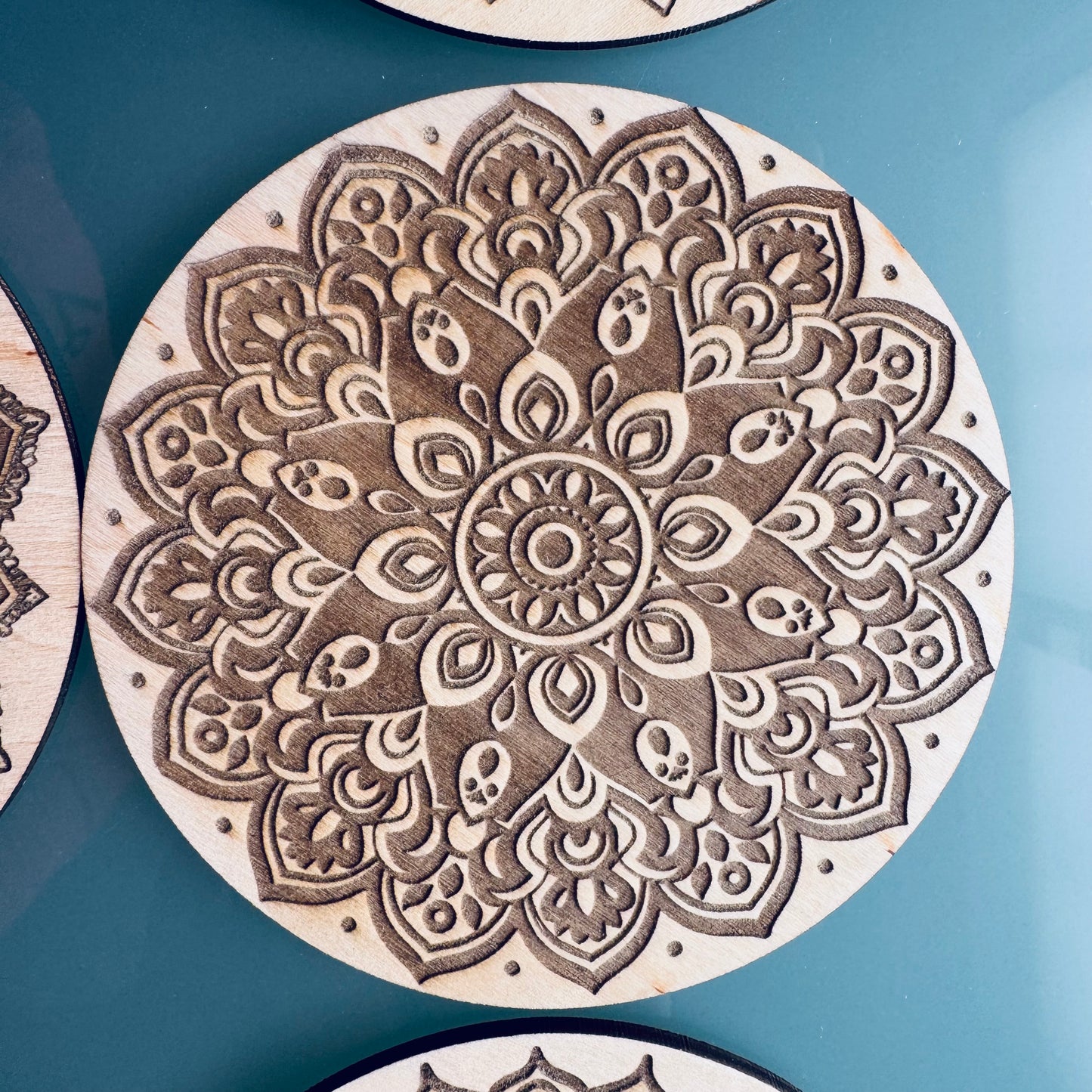 Lot de 6 Sous-verres Mandala en Bois d’Érable – Gravure Laser Recto Verso – Artisanat Français – Zen & Élégance Naturelle