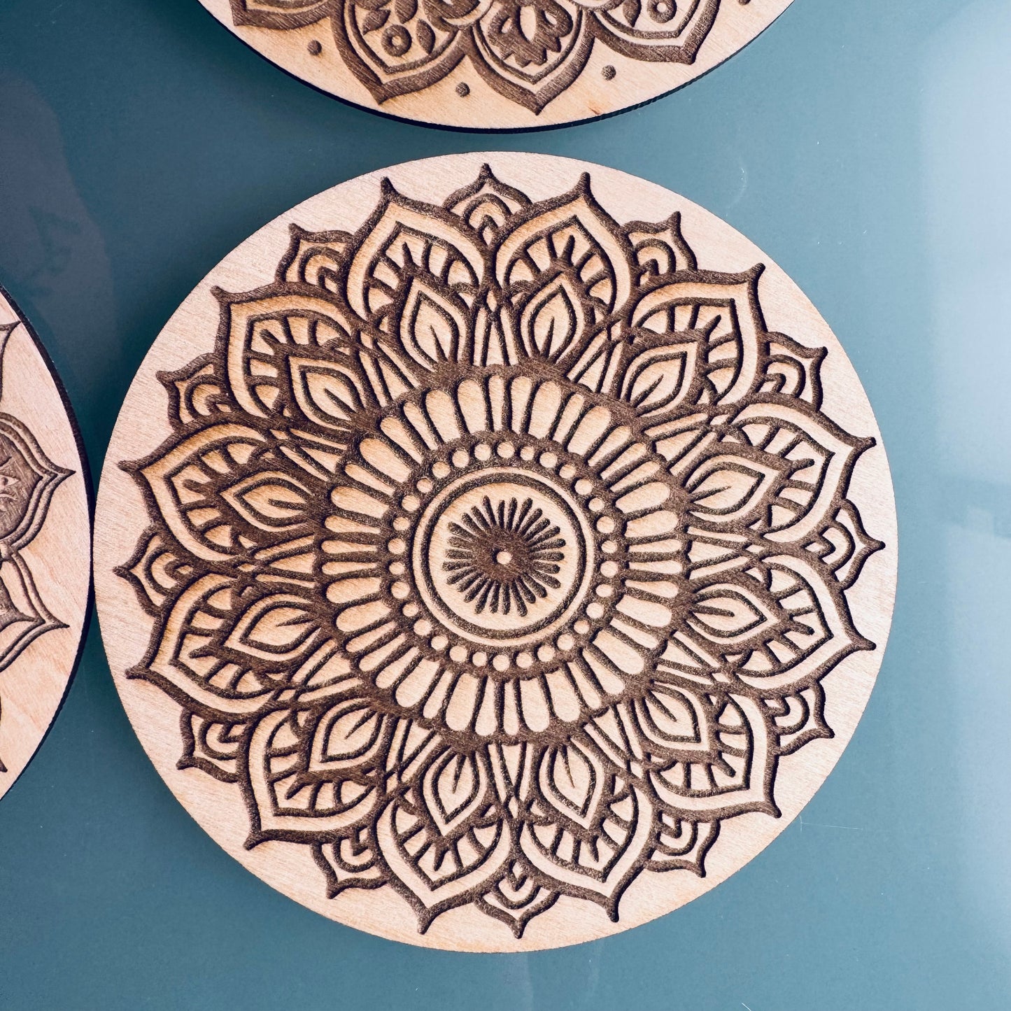 Lot de 6 Sous-verres Mandala en Bois d’Érable – Gravure Laser Recto Verso – Artisanat Français – Zen & Élégance Naturelle
