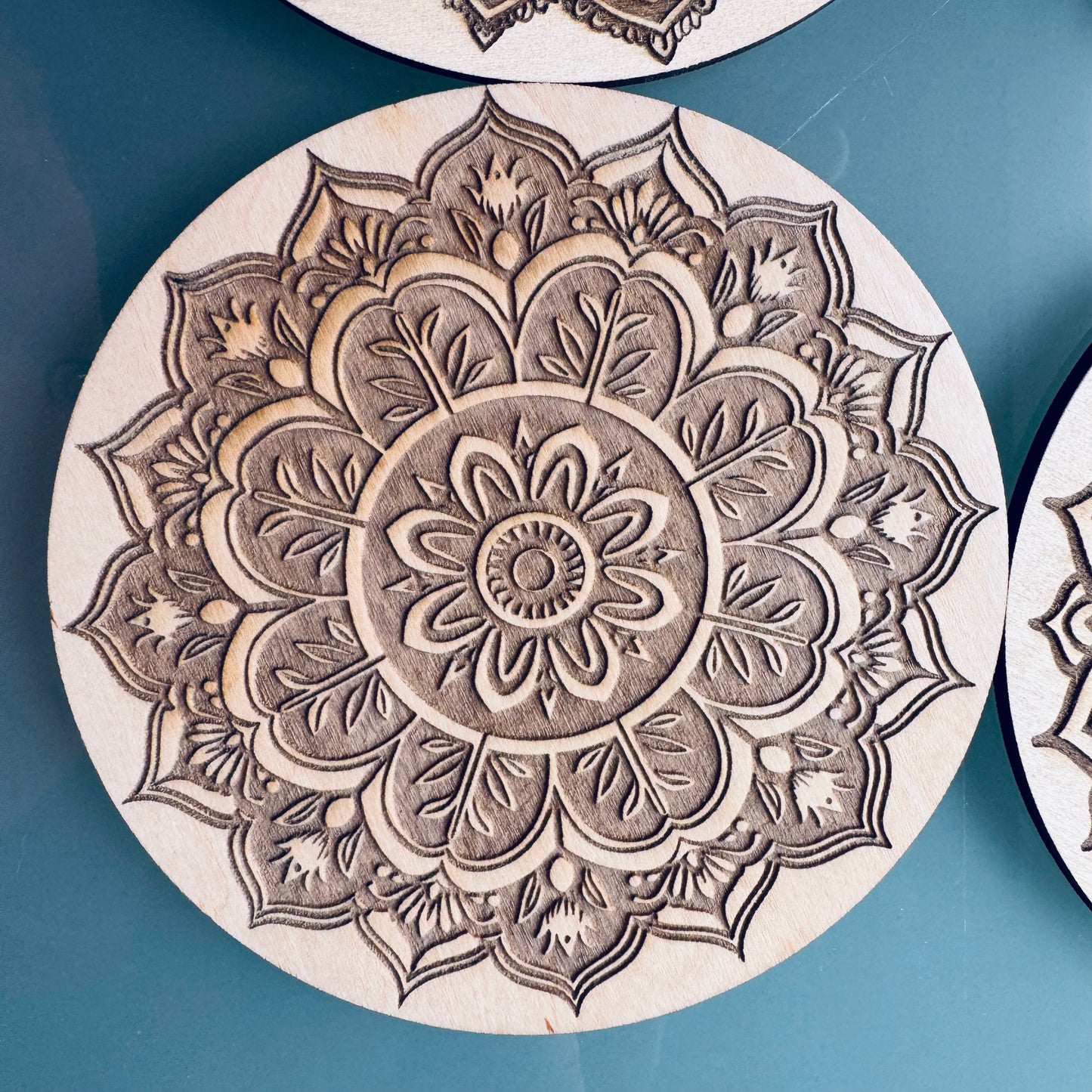 Lot de 6 Sous-verres Mandala en Bois d’Érable – Gravure Laser Recto Verso – Artisanat Français – Zen & Élégance Naturelle