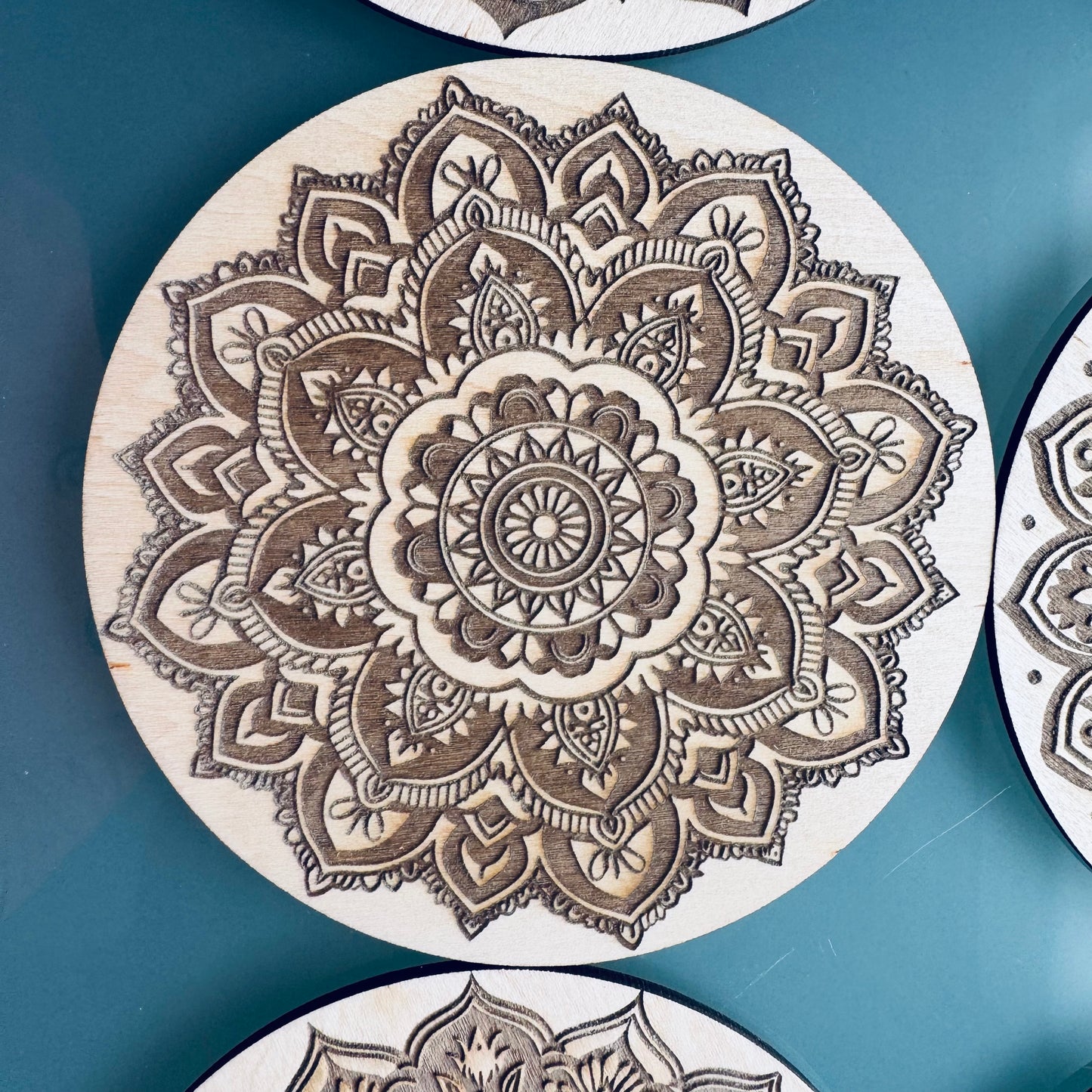 Lot de 6 Sous-verres Mandala en Bois d’Érable – Gravure Laser Recto Verso – Artisanat Français – Zen & Élégance Naturelle