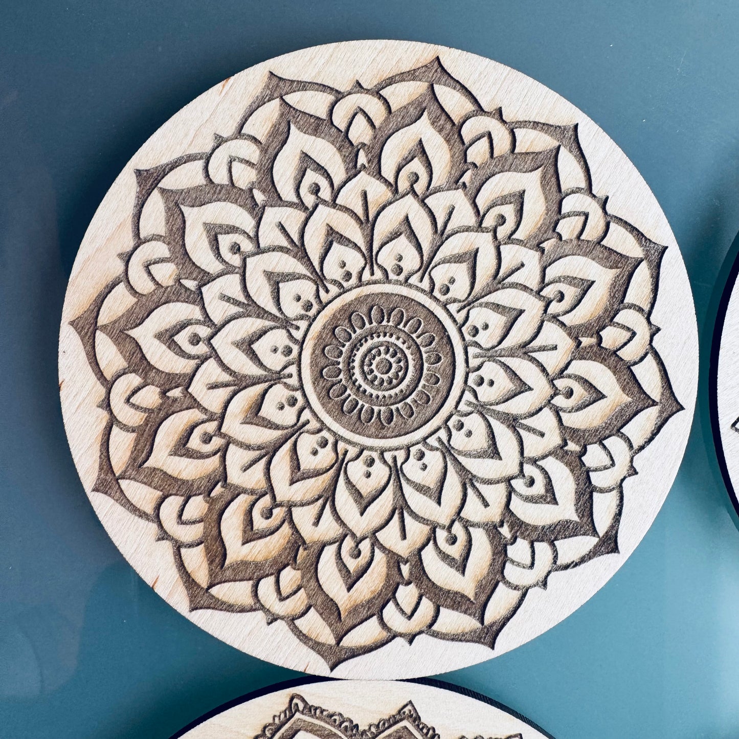 Lot de 6 Sous-verres Mandala en Bois d’Érable – Gravure Laser Recto Verso – Artisanat Français – Zen & Élégance Naturelle