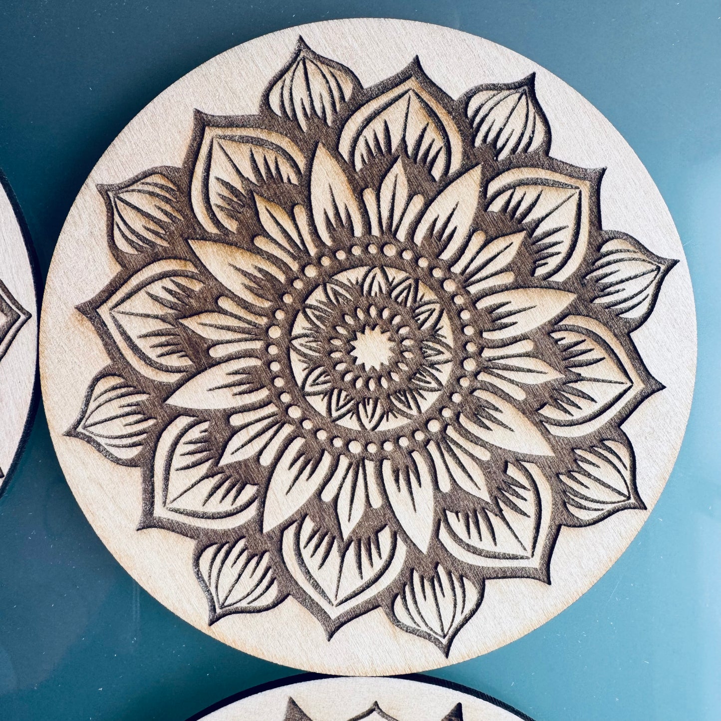 Lot de 6 Sous-verres Mandala en Bois d’Érable – Gravure Laser Recto Verso – Artisanat Français – Zen & Élégance Naturelle