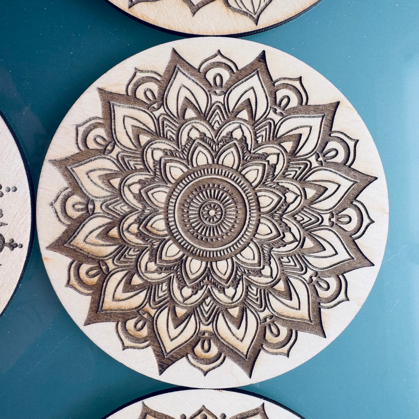 Lot de 6 Sous-verres Mandala en Bois d’Érable – Gravure Laser Recto Verso – Artisanat Français – Zen & Élégance Naturelle (Copie)