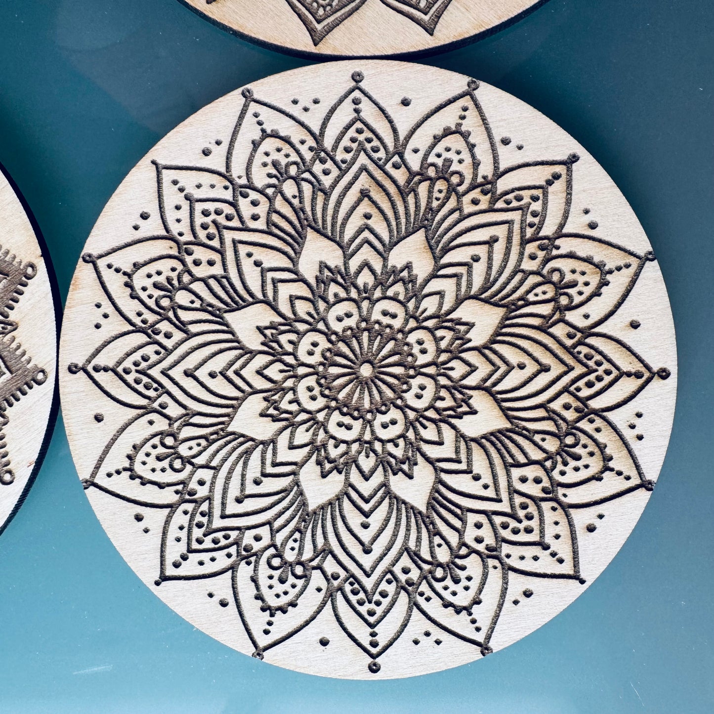 Lot de 6 Sous-verres Mandala en Bois d’Érable – Gravure Laser Recto Verso – Artisanat Français – Zen & Élégance Naturelle