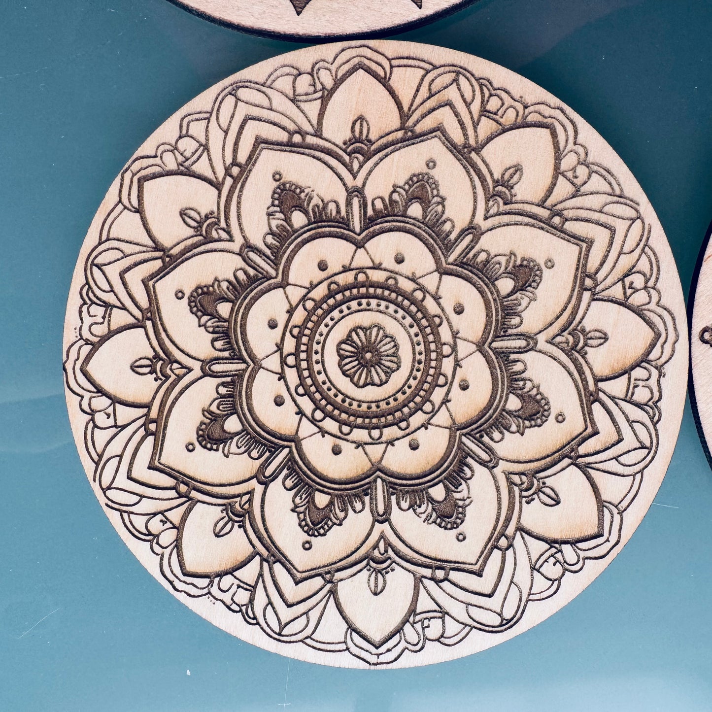 Lot de 6 Sous-verres Mandala en Bois d’Érable – Gravure Laser Recto Verso – Artisanat Français – Zen & Élégance Naturelle