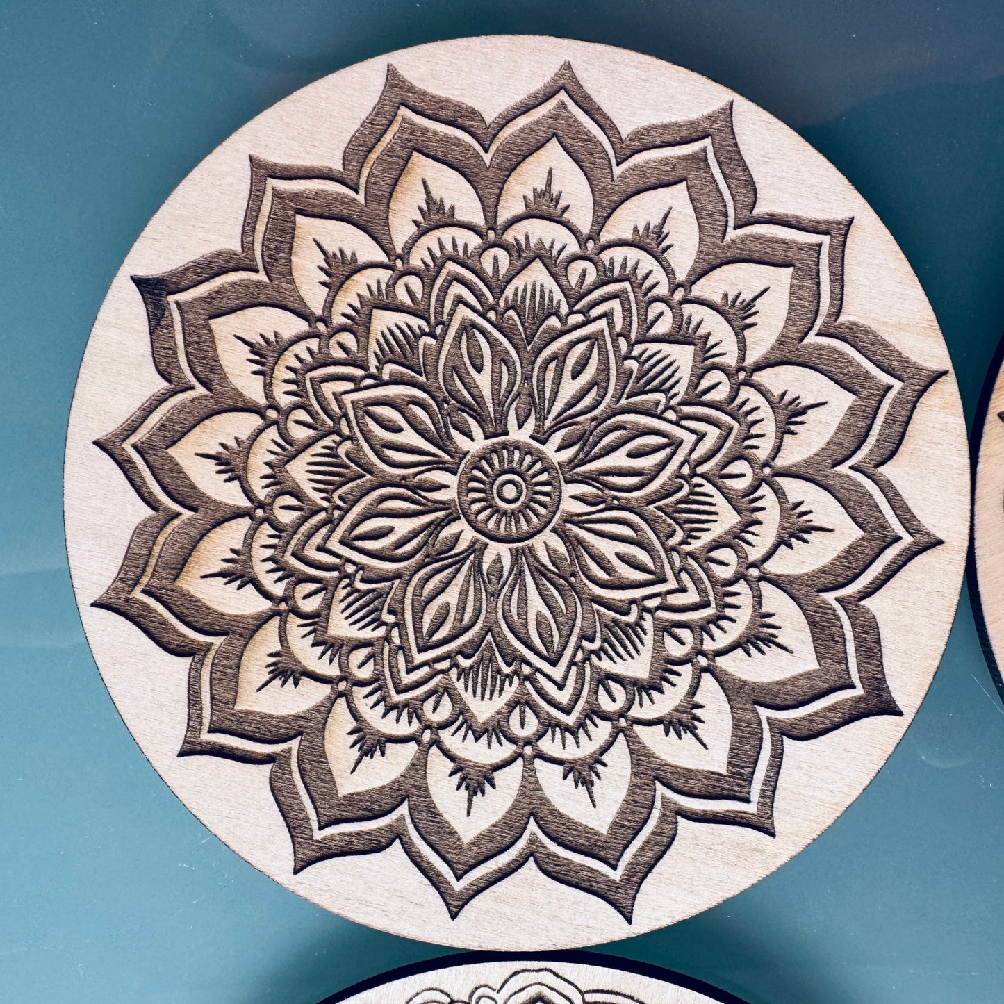 Lot de 6 Sous-verres Mandala en Bois d’Érable – Gravure Laser Recto Verso – Artisanat Français – Zen & Élégance Naturelle