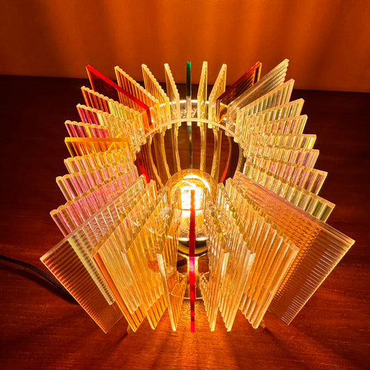 Lampe cube en verre synthetique irisé. Design unique