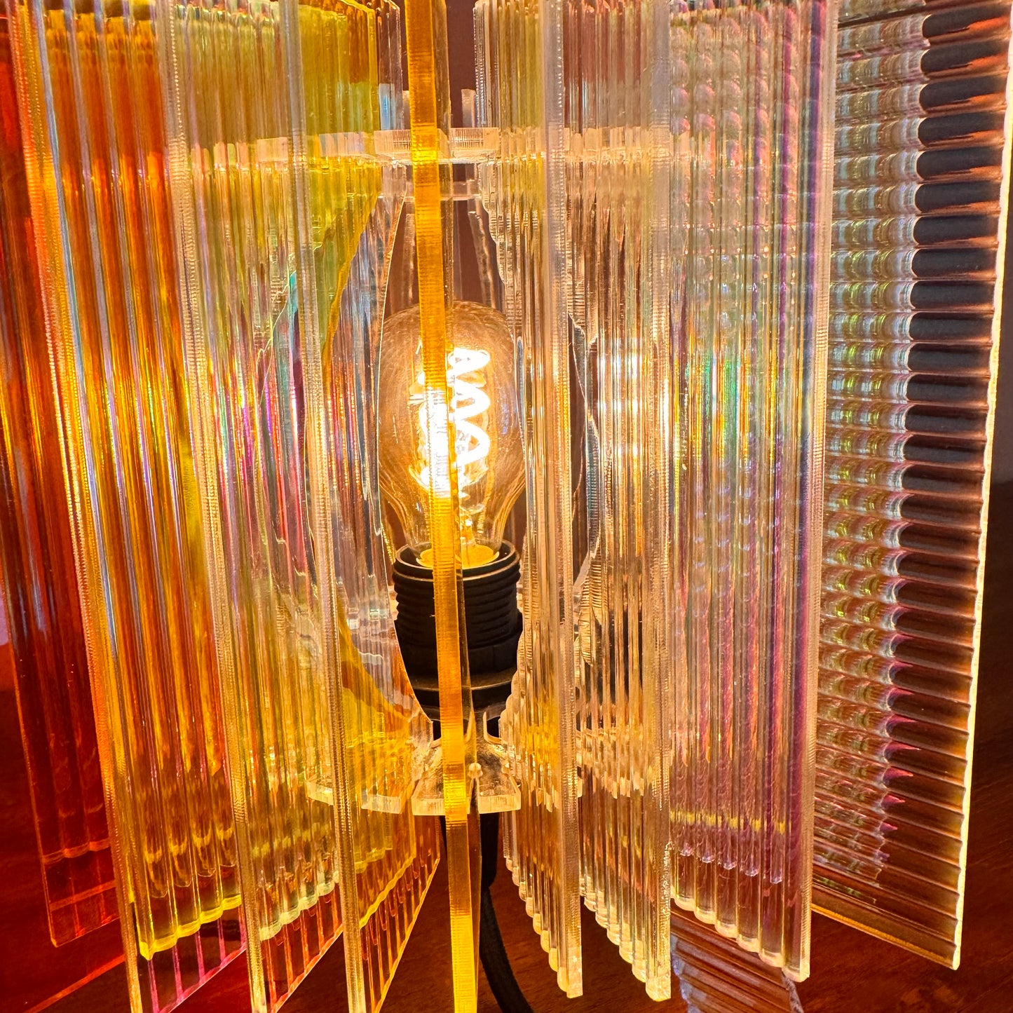 Lampe cube en verre synthetique irisé. Design unique
