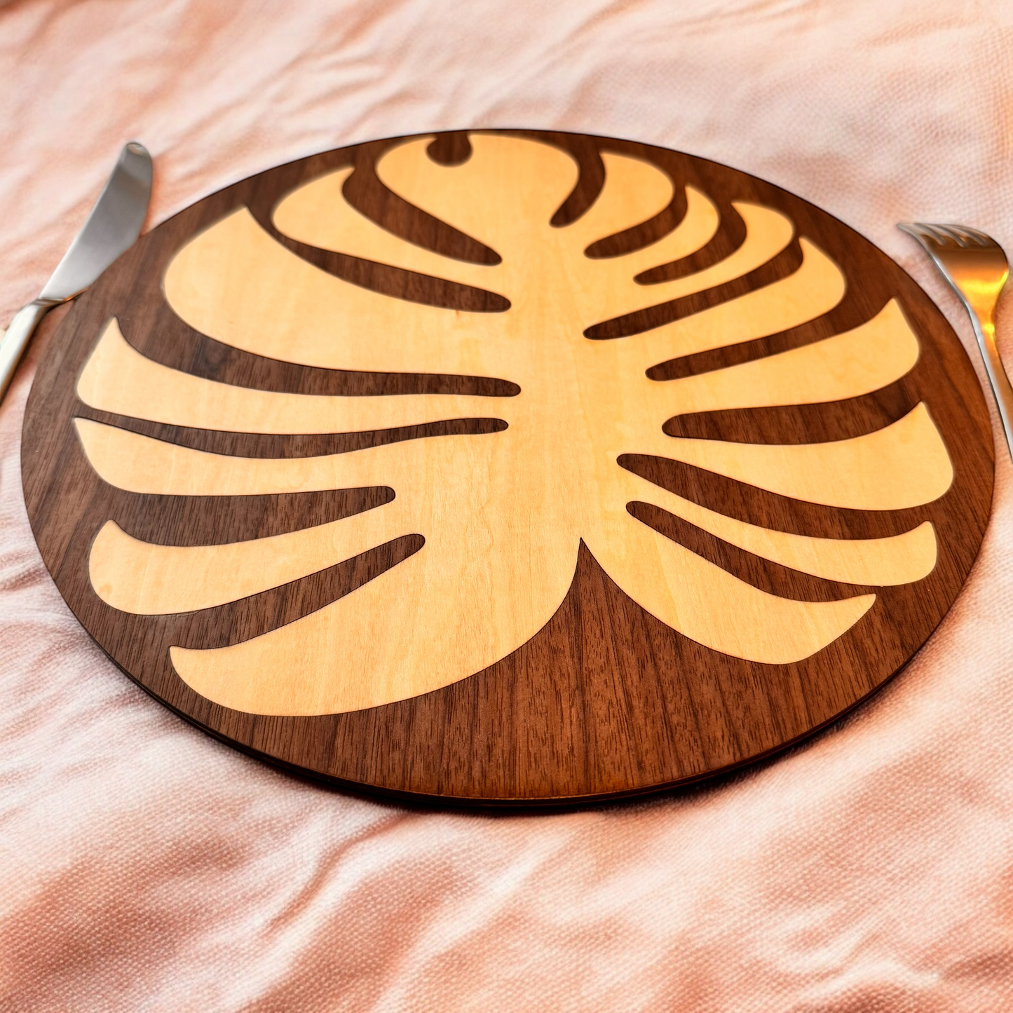 Dessous d’assiette en bois – Feuille Monstera (Ø 29 cm)
Le lot de 2.
Caractéristiques