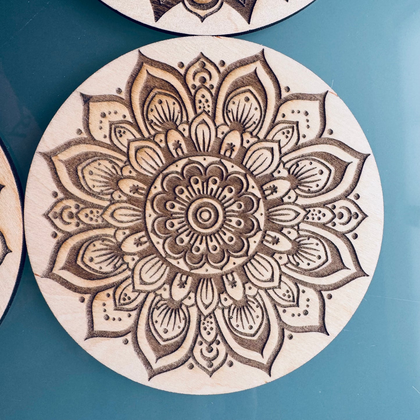 Lot de 6 Sous-verres Mandala en Bois d’Érable – Gravure Laser Recto Verso – Artisanat Français – Zen & Élégance Naturelle (Copie)