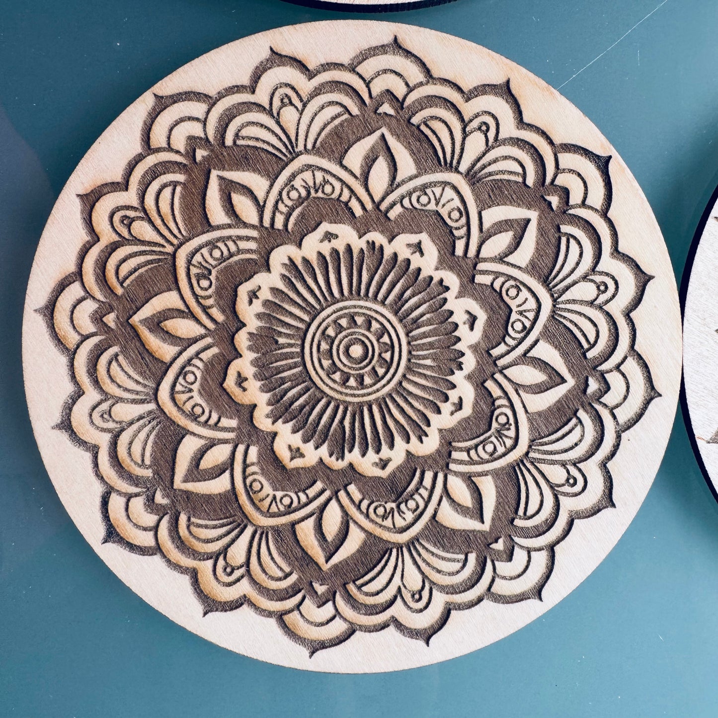Lot de 6 Sous-verres Mandala en Bois d’Érable – Gravure Laser Recto Verso – Artisanat Français – Zen & Élégance Naturelle (Copie)