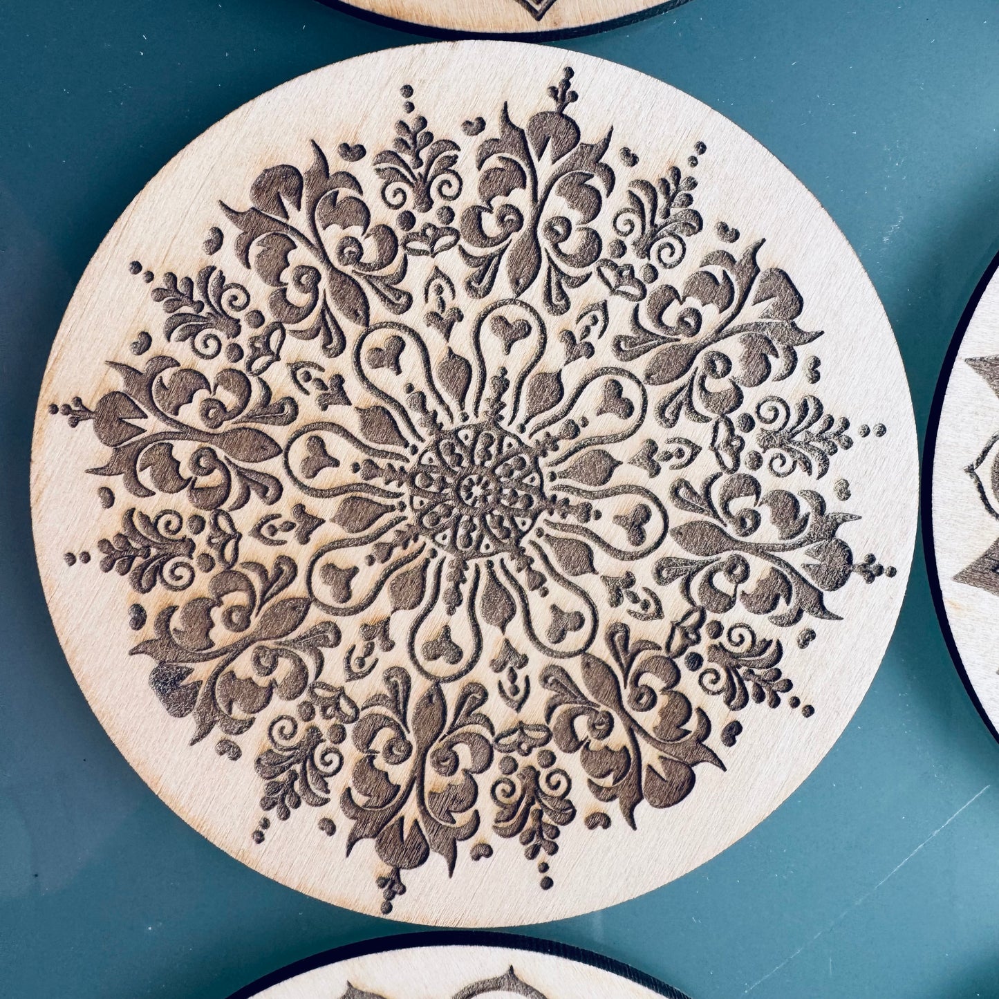 Lot de 6 Sous-verres Mandala en Bois d’Érable – Gravure Laser Recto Verso – Artisanat Français – Zen & Élégance Naturelle (Copie)