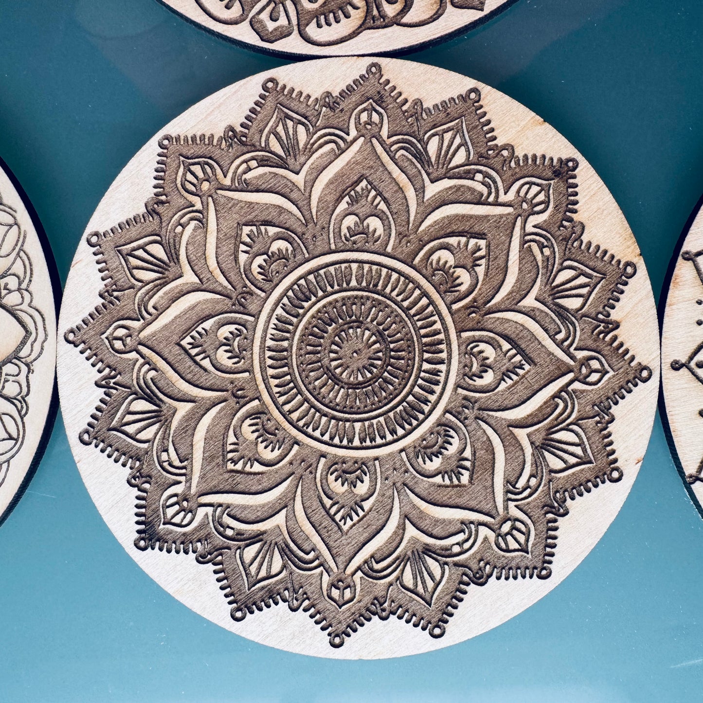 Lot de 6 Sous-verres Mandala en Bois d’Érable – Gravure Laser Recto Verso – Artisanat Français – Zen & Élégance Naturelle