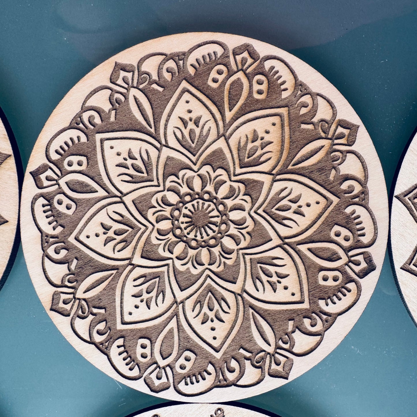 Lot de 6 Sous-verres Mandala en Bois d’Érable – Gravure Laser Recto Verso – Artisanat Français – Zen & Élégance Naturelle
