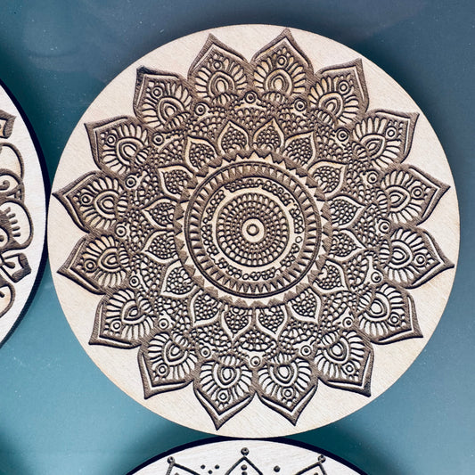 Lot de 6 Sous-verres Mandala en Bois d’Érable – Gravure Laser Recto Verso – Artisanat Français – Zen & Élégance Naturelle